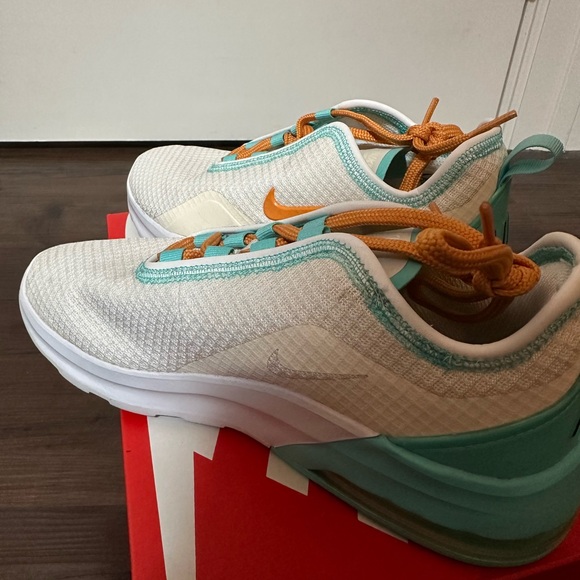 Nike! Shoes π - Picture 8 of 10